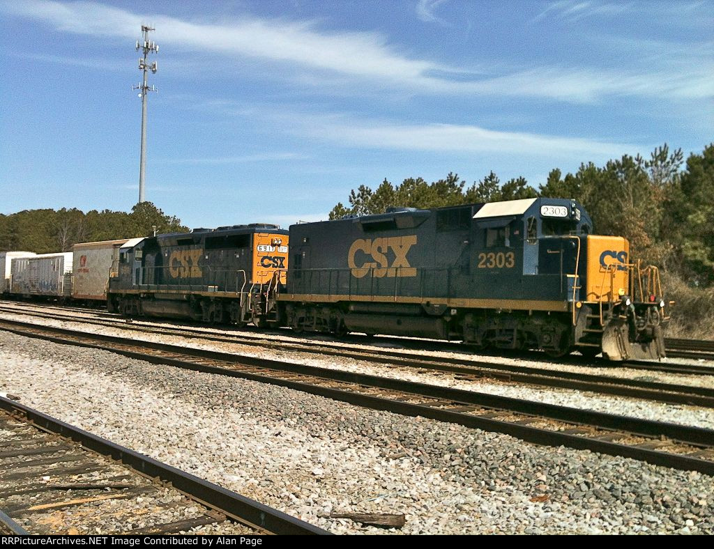CSX GP40-2 6911 and mate 2303